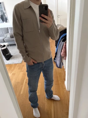 Samsøe samsøe overshirt - Säljer en fet Samsøe samsøe overshirt i storlek M. Väldigt fint skick. Prioriterar snabb leverans så ifall ni köper den så skickar jag snabbt!