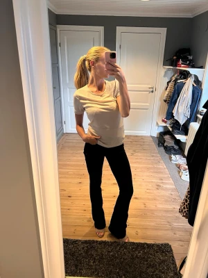 Ribbad beige t-shirt med kort ärm - Säljer en stilren beige t-shirt med ribbad struktur och korta ärmar. Använd ett fåtal gånger, så tröjan är mycket gott skick. Jag är en S i storlek och såhär sitter den på mig. 
