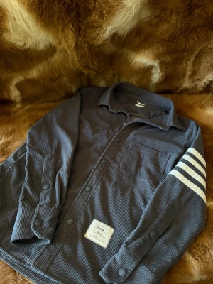 Thom Browne Cardigan/Jacka - Thom Browne cardigan | Nyskick | Nyrpris över 18000kr 💰| Vädligt eftertraktad modell | Fraktas samma dag 🚚📦| Äkthetsgaranti ingår 👍| Pris ej hugget i sten 🪨⛏️| Kontakta vid fler frågor eller funderingar ✔️