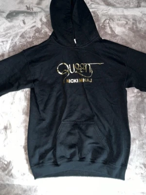 Svart Queen Nicki Minaj hoodie - Säljer en svart Nicki Minaj hoodie med huva och magificka. Mjuk och skön, passar till många olika stilar. Storlek XL youth, skulle säga att den passar XS.