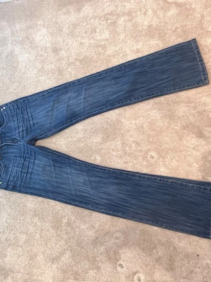 Blå raka jeans från HUA GE - Snygga blå jeans med broderade fickor med prislapp kvar köpta på Vinted. Kan inte visa på eftersom det är för små.