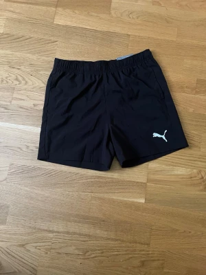 Svarta träningsshorts från Puma - Svarta shorts från Puma. Helt nya med prislapp! Storlek 164! Äkta!