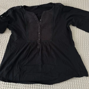 Blus - Snygg blus med fina detaljer. Ärmarna kan man ha på båda sätten jag lagt upp. Storlek M, använts ett fåtal gånger men inga defekter på den. 🩷