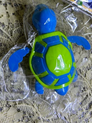 Blå och grön leksakssköldpadda - Rolig leksakssköldpadda i plast med blå ben och huvud samt grön och blå sköld. Sköldpaddan är en uppdragsleksak som kan simma i vatten. Perfekt för badkaret eller poolen och enkel att använda för alla åldrar. 59kr/st , finns fler kvar , 3 år + 