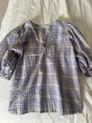 Lila rutig blus från Ganni - Superfin blus från Ganni i lila och vitt rutigt mönster. Toppenskick! Storlek 36💖💖