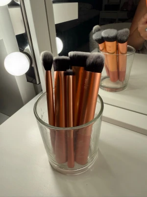 Real Techniques smink borstar - Säljer då de inte kommer till användning. De är nytvättade. Borstarna som kommer är:   266 ultra buff  257 small conceal 258 flat contour 402 setting 217 expert edge foundation