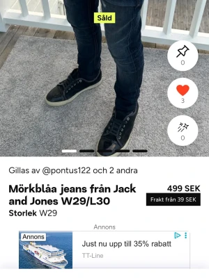 Mörkblå slim fit jeans Jack & Jones : - Säljer exakt de här jeansen, då jag köpte de och inte kunde returerna de eftersom att de inte passade mig. 