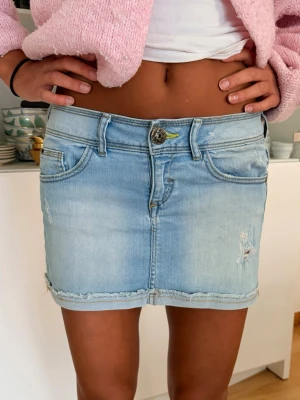 Ljusblå lågmidjad jeanskjol - Fin jeanskjol från bershka se måtten innan du köper💕