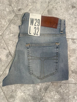 Tiger of Sweden jeans - Hej, Säljer ett par sprillans nya Tiger of Sweden jeans! Nypris: 1600:- Mitt pris: 199:- Modellen på jeansen heter PISTOLERO och storleken är W29, L32.  Först till kvarn! / Milo :)