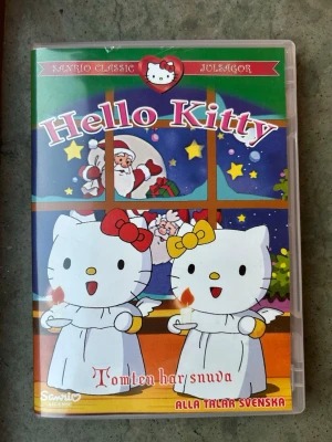 Tomten var snuva DVD - Denna DVD innehåller fyra julberättelser: "Tomten har snuva", "En julfantasi", "Sagan om de två tomtarna" och "Julkakan". Speltiden är 48 minuter. Ljud: Stereo 2.0. Bild: 4:3.  Finns på språk: Svenska, Norska   OBS!! skivorna är begagnade så det kan förekomma repor/hairlines på skivorna, men då jag kollar igenom alla filmer jag säljer garanterar jag att alla funkar felfritt om inget annat står! :)
