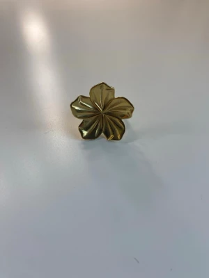 Guldfärgad blomformad ring från Edblad - Fin guldfärgad blom ring från Edblad 6cm runt fingret 