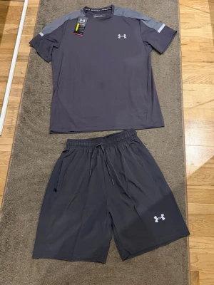 Under armour dress - Finns i flera storlekar och färger, är liten i storlek så man ska gå ner en storlek, detta är XL men passar L bäst. pris kan diskuteras.