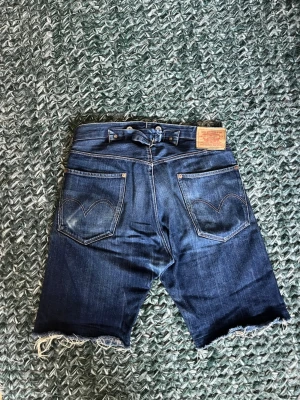 Levi’s engineered selvedge shorts - Ett par avklippta Levi’s engineered selvedge shorts med riktigt snygga fades. Midjan ligger på 30/31 och 41cm i bredden. Innersömmen är 24cm lång och yttersömmen är 53cm. Skickar direkt. 