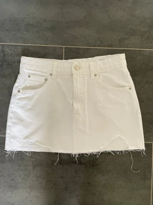 Vit jeanskjol - Jättefin vit jeanskjol från pull&bear som aldrig har använts. Säljer då den tyvärr är för liten för mig. 