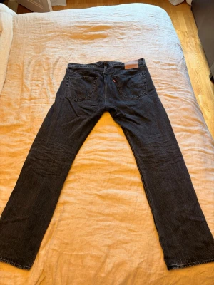 Levi’s 501  - Klassiska Levi’s 501 i en snygg svart/washed black färg. Rak klassisk passform med den ikoniska 501-modellen. Storlek W36 L34.