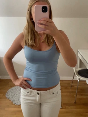 Ljusblått linne - Supersött ljusblått linne från Reserved i storlek XS. Pris kan alltid diskuteras och skriv om du har några frågor!💗💗