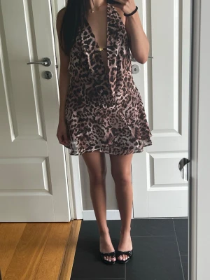 Supersöt leopardklänning  - Supersöt leopardklänning med öppen rygg i storlek xs, aldrig använd!💗
