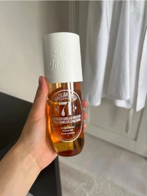 Sol de Janeiro body spray 71 - Brazilian crush cheirosa i doft 71, luktar karamell vanilj och vit choklad. Tyckte inte den passade mig därav säljer jag. Nypris 449kr, säljer för 200kr. Pris kan diskuteras 