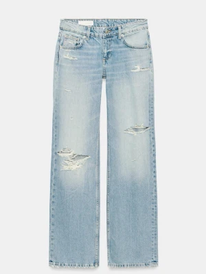 Zara trendiga jeans - Säljer ett par ljusblå jeans med raka ben och slitna detaljer på låren och knäna. Jeansen har en låg midja och är mycket eftertraktade(därav priset). Aldrig använda och lappen är kvar, skriv för fler bilder!
