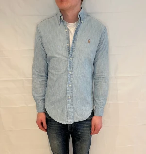 Polo Ralph Lauren Classic Fit Denim Shirt - Ljusblå herrskjorta i denim, Classic Fit, i mycket gott begagnat skick.