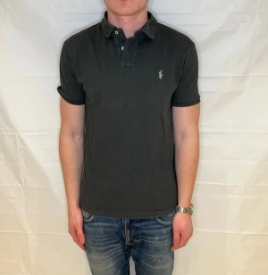 Polo Ralph Lauren Slim Fit Polo Grey - Grå slim fit pikétröja i 100% bomull, begagnad i mycket gott skick.