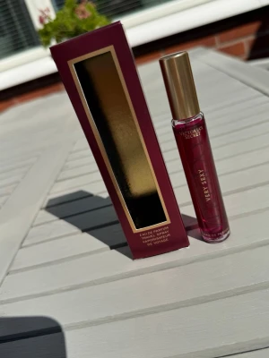 Victoria’s Secret very sexy parfym - Säljer en Victoria secret very sexy parfym på 10 ml. Aldrig använt. Luktar jätte gott men har ingen användning för den.