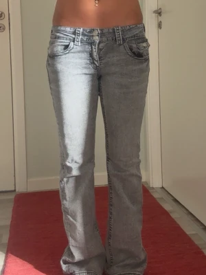 Grå bootcut jeans med dubbla knappar - Säljer dessa jeans från Gina tricot i storlek 165, kommer aldrig till användning. 