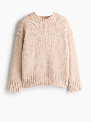 Beige oversized stickad tröja - Mysig beige stickad tröja med oversized passform och bred ribbad kant vid ärmslut, nederkant och halsringning. Nypris är 399, och den är sparsamt använd! Inga tecken på användning. 