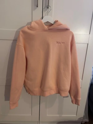 Aprikosfärgad hoodie - Säljer en aprikosfärgad hoodie i perfekt skick. Superfin hoodie!! Storlek S