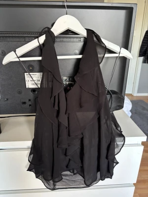 Topp från zara - Jättefin halterneck topp som är använd flertal gånger men i bra skick. Jag tycker att den ser mer genomskinlig ut på bilderna än vad den ser ut på. Storlek XS.