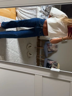 Mörkblå raka jeans - Säljer ett par mörkblå jeans med rak passform. Är i jättefint skick. Jag är 161.