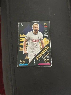 Match Attax Harry Kane Limited Edition - Säljer ett samlarkort från Match Attax med Harry Kane i Tottenham Hotspur. Kortet är en Limited Edition 'Finisher' med färgerna svart, guld och vitt samt detaljer i blått och rosa. Perfekt för dig som gillar fotboll och samlarkort.