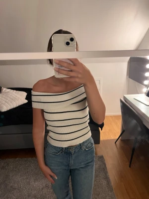 Randig offshoulder topp Vero Moda - Aldrig använd 
