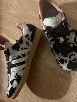 Adidas samba  - Säljer dessa coola adidas sambas skorna. Använd fåtal gånger men fått en fläck! Köpta i adidas butik i New York