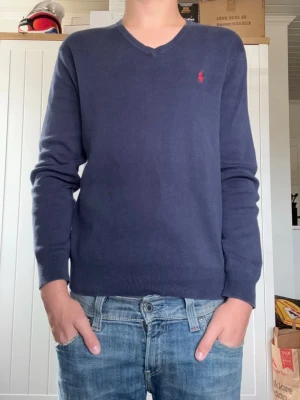 Ralph lauren tröja  - Säljer en Ralph lauren tröja för 79kr fast pris skickar inom en dag rabbat vid fler köp