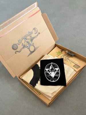 ouroboros totebag  - Helt ny ouroboros tote kommer förpackad med extra gåvor 