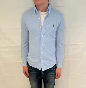 Polo Ralph Lauren Shirt Light Blue - Ljusblå herrskjorta i bomull, begagnad i mycket gott skick.