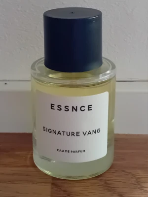 ESSNCE Signature Vang Eau de Parfum - ESSNCE Signature Vang Eau de Parfum. Bara lite använt se bild 