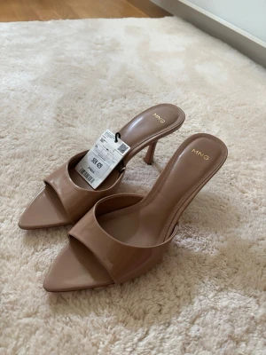 Beige klackar från mango  - Snygga trendiga beiga klackar från mango med öppen tå. Jättesnygga till allt och är inte använda. Säljer pga att det är fel storlek. Pris går att diskutera 
