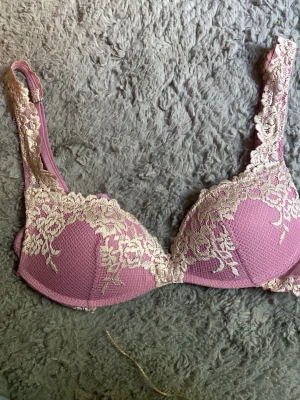 Intimissimi  - En rosa intimissimi bh, färgen finns ej att köpa längre och det är därför jag säljer lite dyrare💕 priset kan diskuteras 💕💕