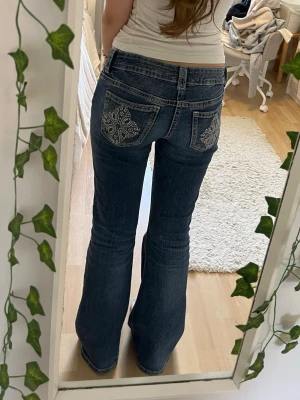 Mörkblå Low waist jeans från Gina - Superfina mörkblåa Low waist jeans från Gina tricot young 14+ med detaljer på fickorna. Har sytt dit en extra knapp då midjan var för stor (sista bilden)💗Nypris: 399 kr