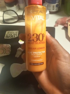 L'Oréal Elvital Heat Protector Serum - Värmeskyddande serum från L'Oréal Elvital Dream Length, anpassad för långt och skadat hår. Skyddar upp till 230°C och motverkar friss i 72 timmar. Kommer i en orange plastflaska med röd kork och är leave-in.