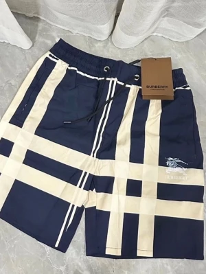 Blåvita rutiga shorts från Burberry - Snygga blåvita shorts från Burberry med klassiskt rutigt mönster och snörning i midjan. Shortsen har fickor på sidorna och är perfekta för sommaren. Stilsäker design som sticker ut.