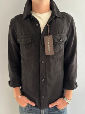 HELT NY Oscar Jacobsson Overshirt - HELT NY Oscar Jacobson overshirt i linne | Skick: 10/10 (helt ny med prislapp, aldrig använd) | Storlek: M, passar dig som är runt 180–185 cm lång | Nypris: 2 999 kr | Kvitto: Digitalt kvitto finns | Frakt: Skickas inom 24 timmar efter köp 📦 Hör gärna av dig om du har några frågor eller funderingar! 🌟