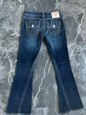 True Religion jeans - Säljer ett par True Religion Joey jeans i storlek 24. Hör av dig vid frågor.
