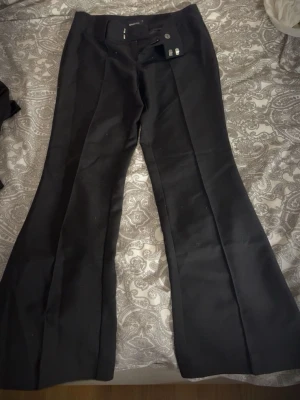 Svarta utsvängda kostymbyxor - Snygga svarta kostymbyxor från Gina tricot storlek XS/S