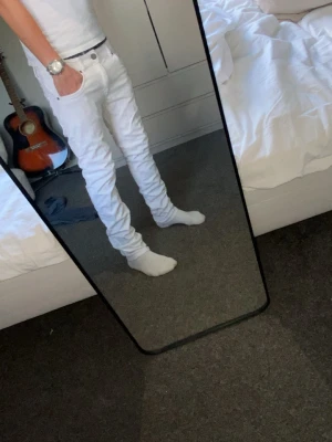 Lindex jeans - Vita jeans från Lindex i storlek 164 de sitter slim fit som är lite halvt tajt säljer då dem är lite små i midjan och lite för tajta på mig. Pris kan diskuteras. De har inga defekter alls