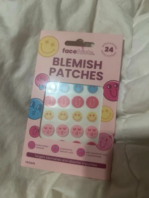 Blemish patches med smileys - Säljer ett paket Face Facts Blemish Patches med 24 st klistermärken i olika färger och smiley-motiv. Innehåller hydrocolloid, salicylsyra, hyaluronsyra och niacinamid. Perfekt för att behandla finnar och orenheter. Vegansk produkt.