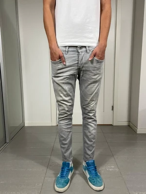 Dondup George Jeans  - Säljer nu dessa Dondup George Jeans, mått ca 38,5 o 95 cm. skriv för fler bilder/frågor🙌🏼