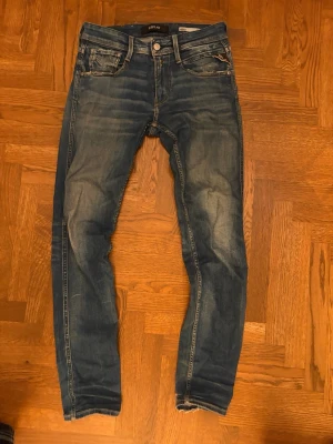 Replay jeans - Säljer ett par jeans från replay i storlek w27 l32. Det finns en defekt längst ned på jeansen men annars är de i ganska bra skick.
